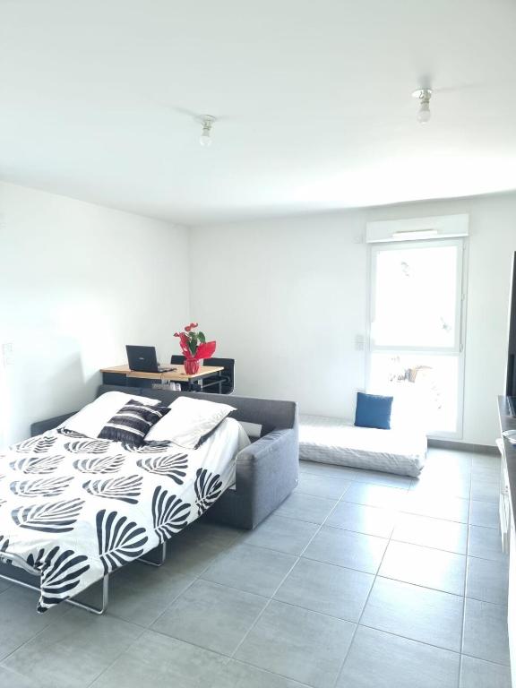 - une chambre blanche avec un lit et un canapé dans l'établissement Peace and quiet, à Cannes