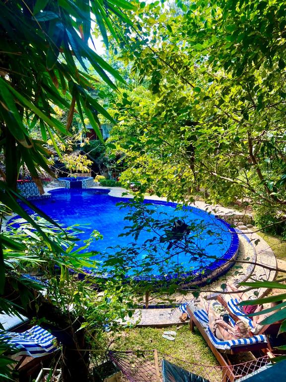 Bazén v ubytování Sundaras Family Suites nebo v jeho okolí