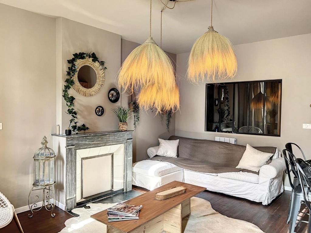 un salon avec un canapé et une cheminée dans l'établissement Le Joseph - Centre historique, à Avignon