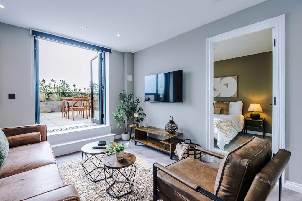 TV a/nebo společenská místnost v ubytování Leeds City Centre 2 Bed Flat - Roof Terrace & Free Parking