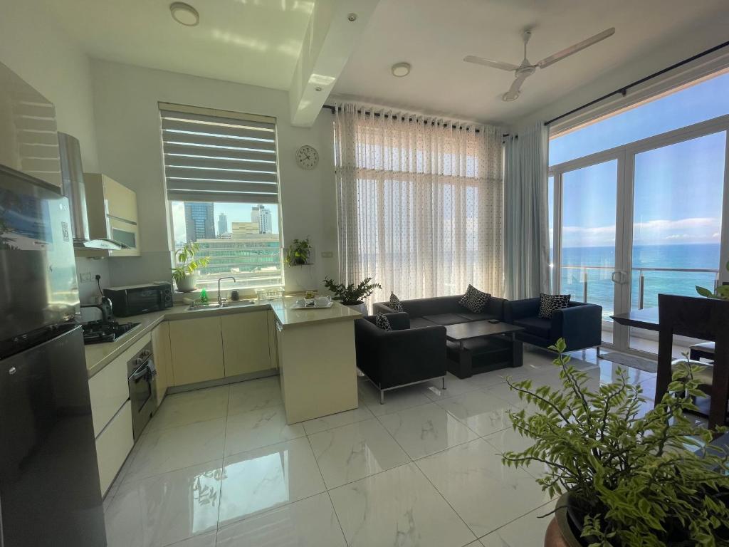 Kuchyň nebo kuchyňský kout v ubytování Spectacular Sea View 3 Bedrooms Apartment