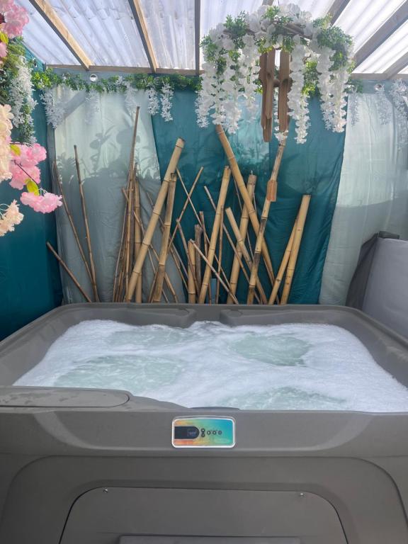 un lit à l'arrière dans l'établissement La guinguette du ti bonheur, à Toulouse