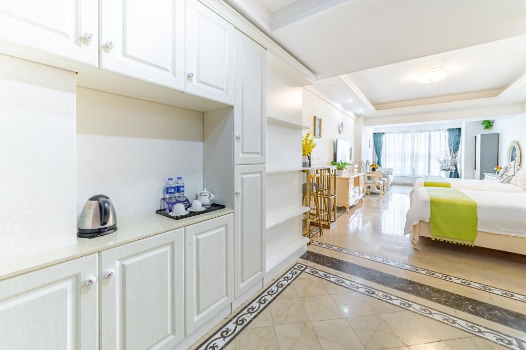 Kuchyň nebo kuchyňský kout v ubytování WAIFIDEN Guangzhou HaiZhu Square WanYi Apartment