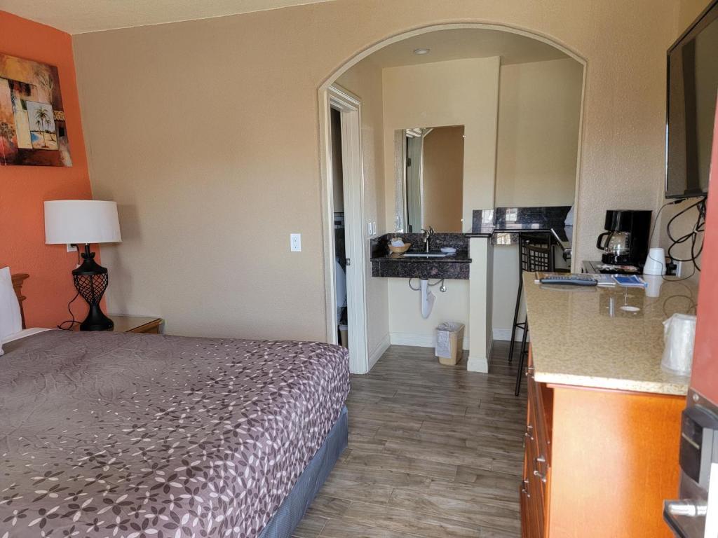 Postel nebo postele na pokoji v ubytování Rodeway Inn near Coachella