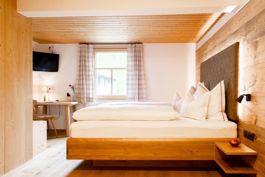 Postel nebo postele na pokoji v ubytování Gasthof Adler