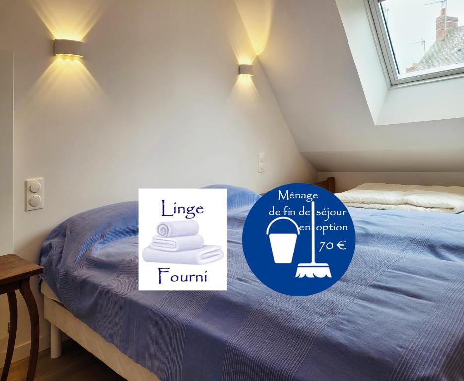 una stanza con un letto con un cartello sopra di Le clos du prieuré - Les Gîtes de la Côte d'Amour a Batz-sur-Mer