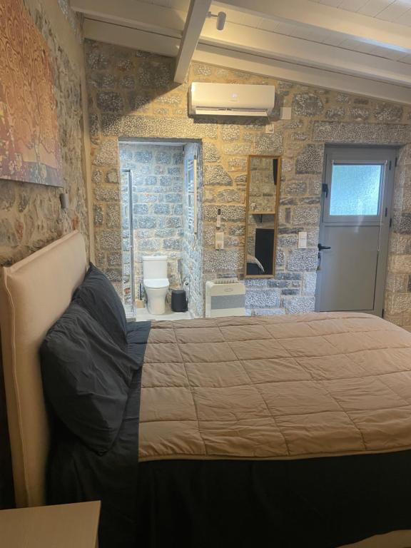 Łóżko lub łóżka w pokoju w obiekcie Aroma Avlis Apartments