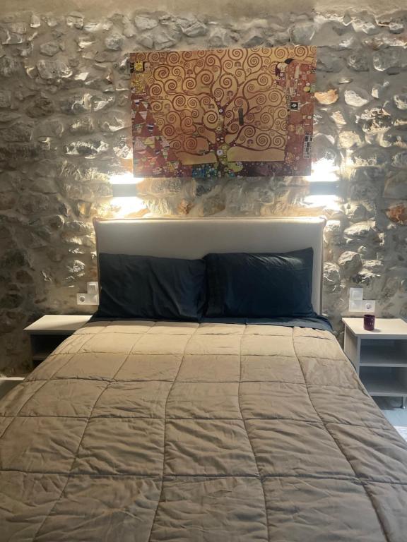 Łóżko lub łóżka w pokoju w obiekcie Aroma Avlis Apartments