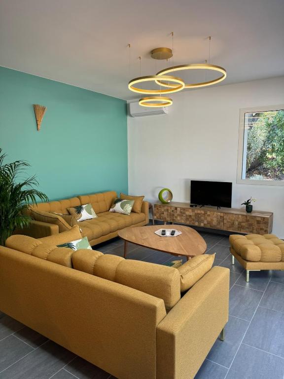 un salon avec un canapé et une table dans l'établissement Maison L 'escapade, à Saint-Julien