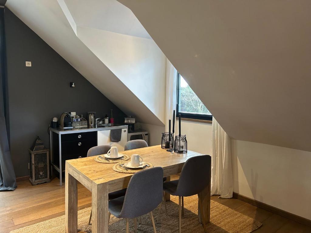 Příslušenství pro přípravu čaje a kávy v ubytování B&B Des Heures Claires