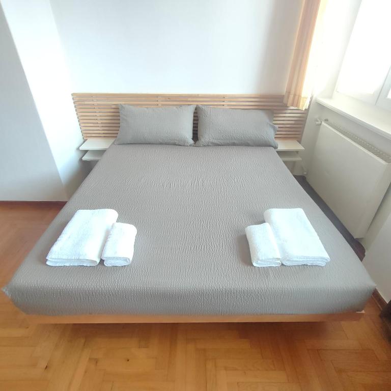 Postel nebo postele na pokoji v ubytování Radetzky Rooms
