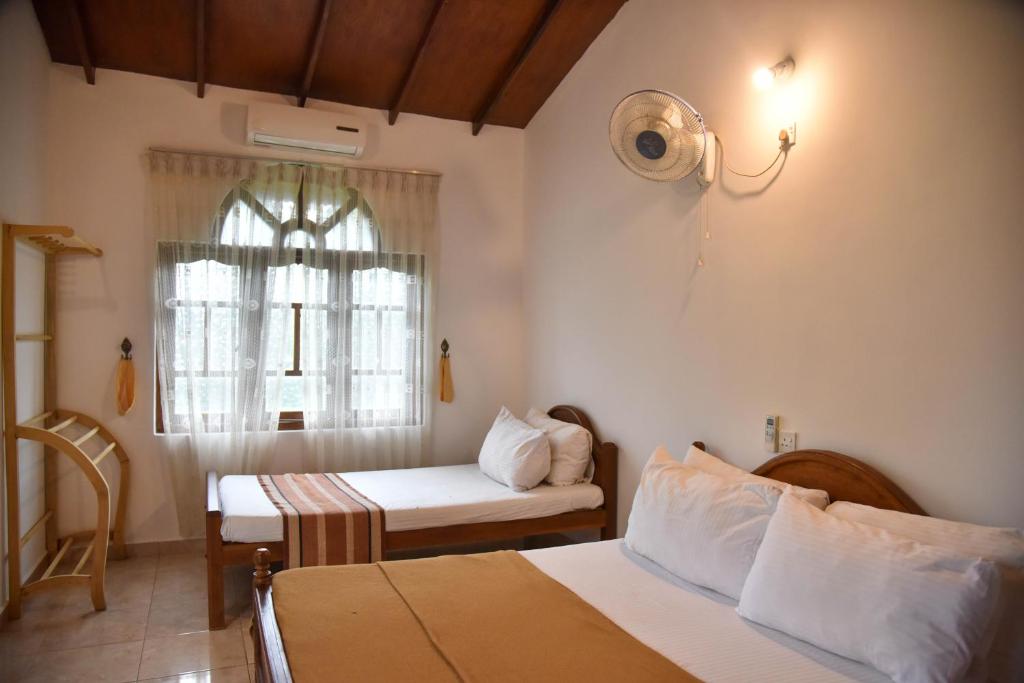 En eller flere senge i et værelse på Urumaya Resort & Eco Farm