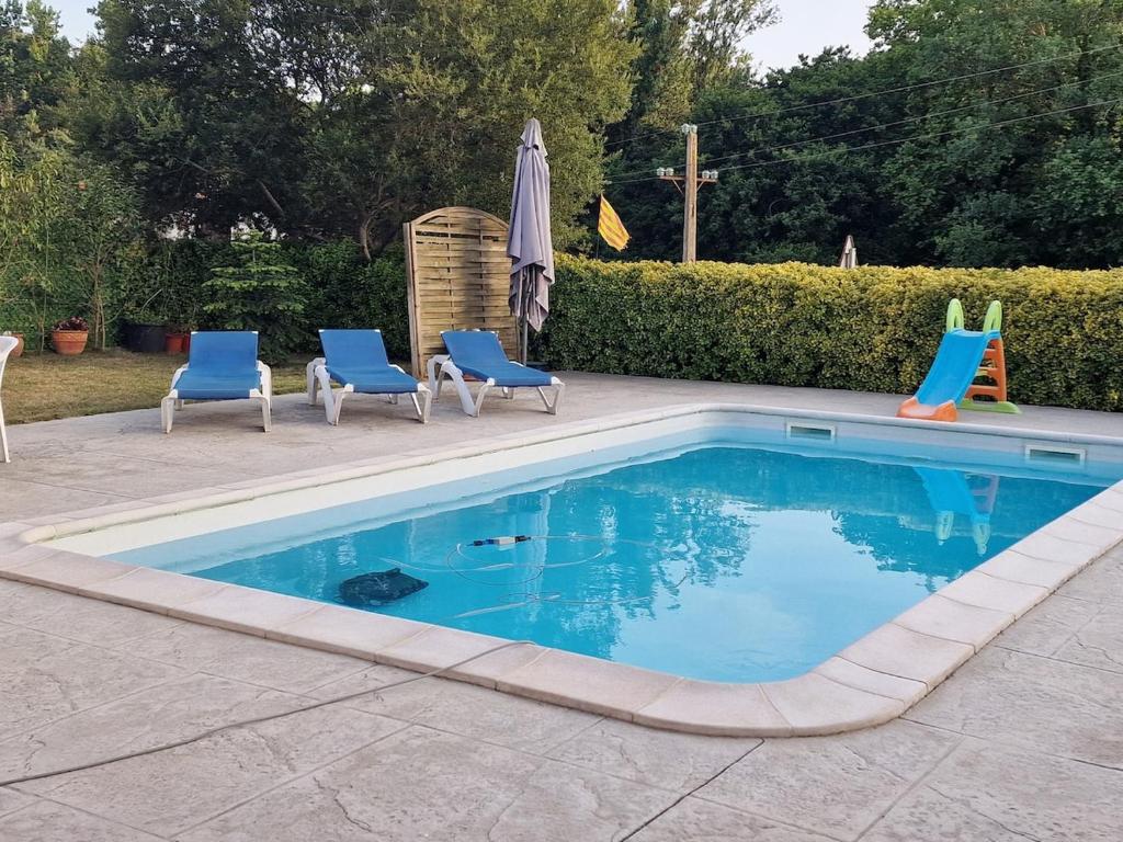 Бассейн в Family Vacation Casita или поблизости