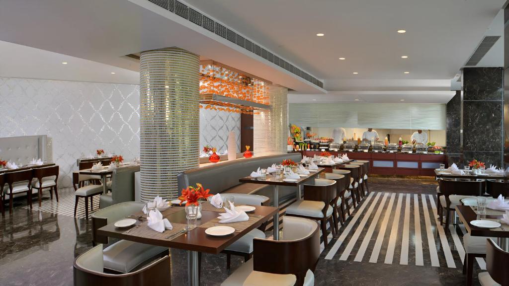 Restaurace v ubytování Fortune Park Sishmo, Bhubaneswar - Member ITC Hotels' Group