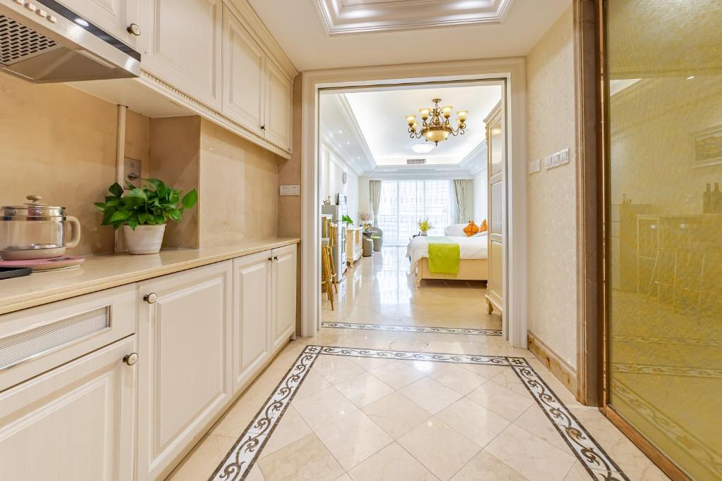 Kuchyň nebo kuchyňský kout v ubytování WAIFIDEN Guangzhou HaiZhu Square WanYi Apartment