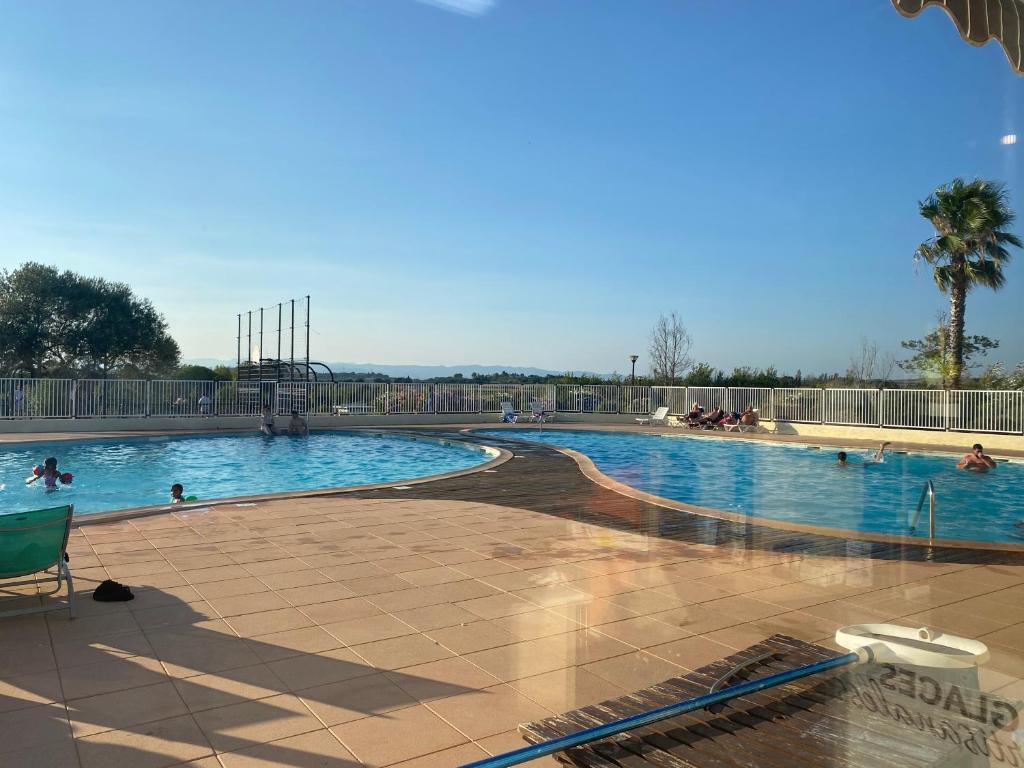 - une grande piscine avec des personnes dans l'établissement Maison le long du canal du Midi, à Béziers