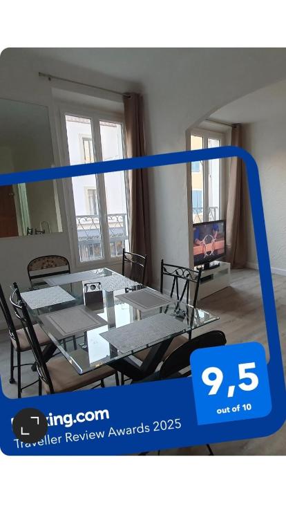 une photo d'une chambre avec une table et des chaises dans l'établissement Appartement centre-historique 70 m2, à Fréjus