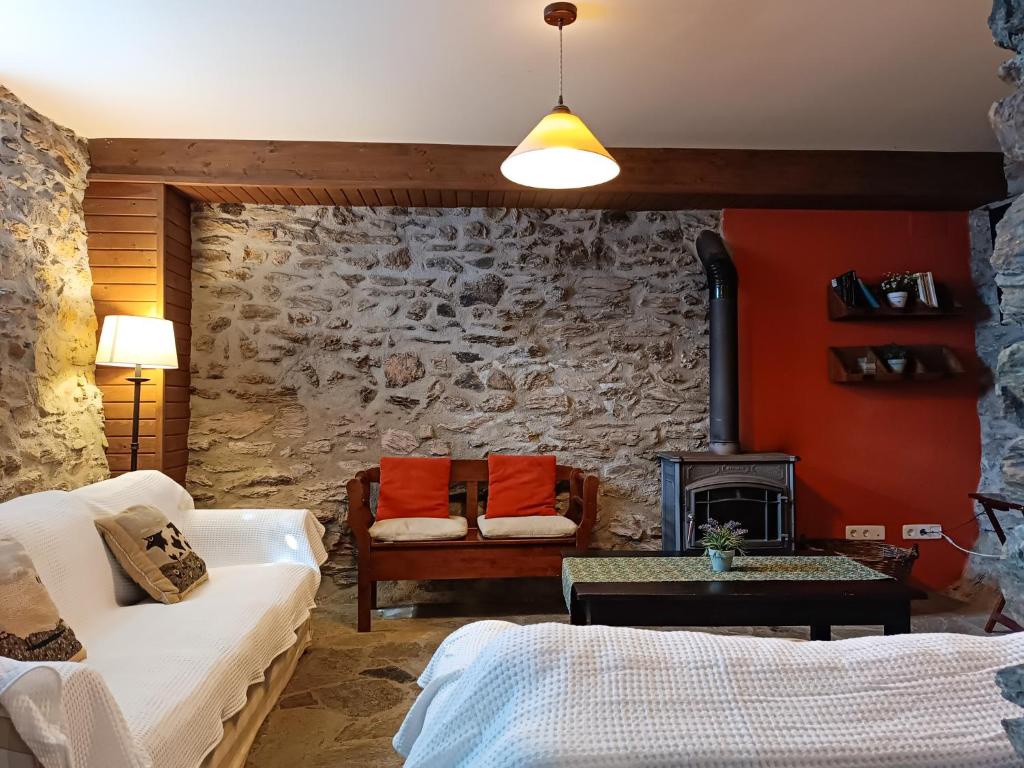TV a/nebo společenská místnost v ubytování CASA JAN, Casa Rural en Beraní