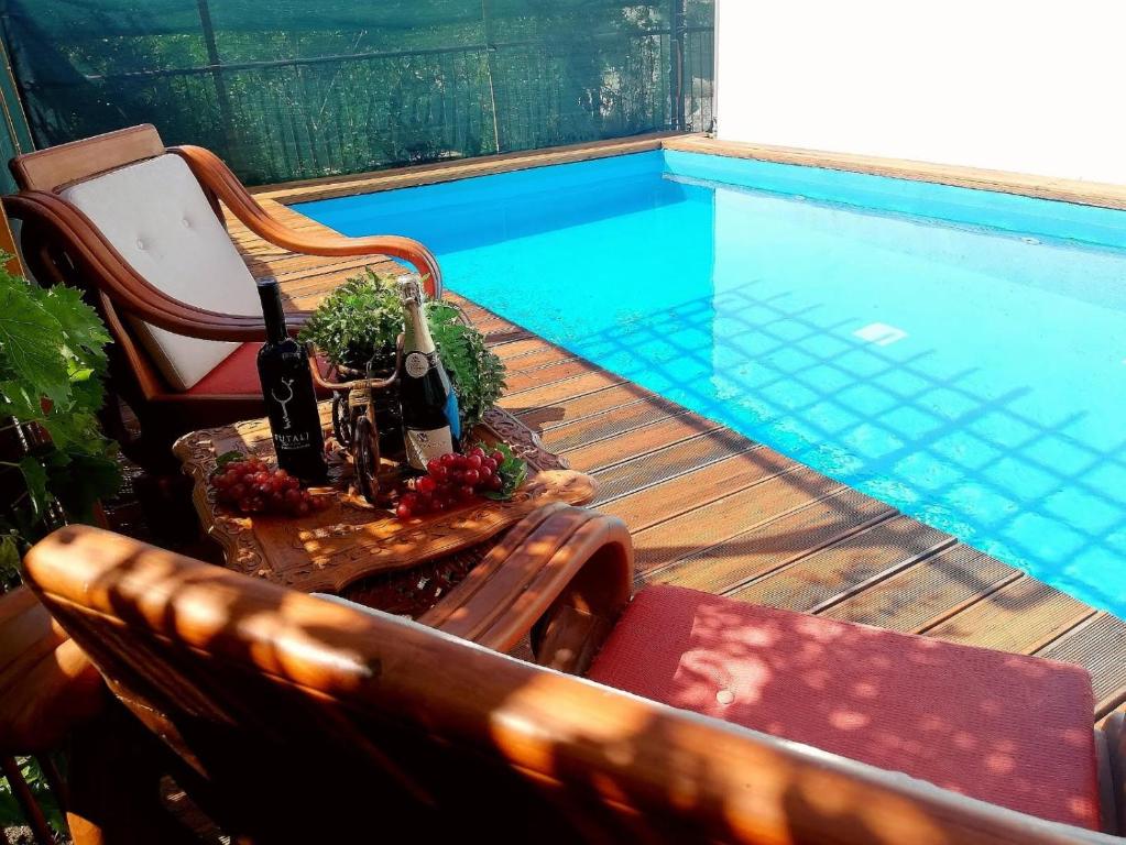 ein Pool mit einem Tisch neben einer Schwimmpoolasteryasteryasteryasteryasterja in der Unterkunft Holiday home Lucy with private pool in Kaštela