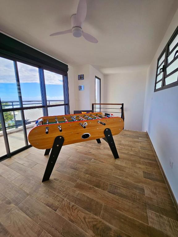uma mesa de madeira em uma sala com uma prancha de surfe sobre ela em L'Anse des Baleines, Vue panoramique sur l'océan, Piscine & Confort 4 étoiles em Petite Île