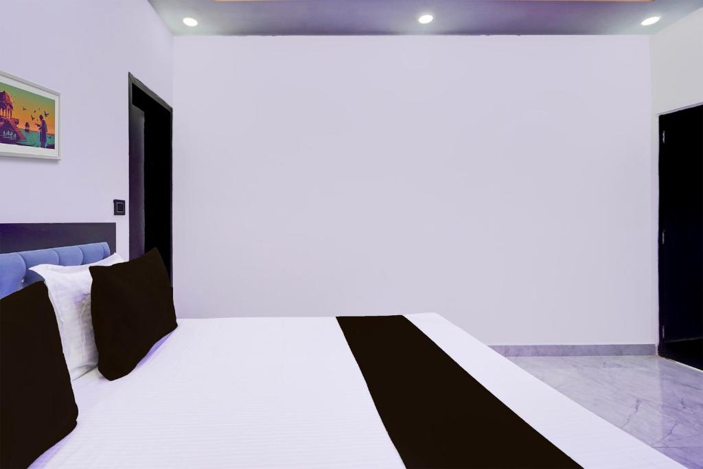 Postel nebo postele na pokoji v ubytování Hotel O Karan Residency
