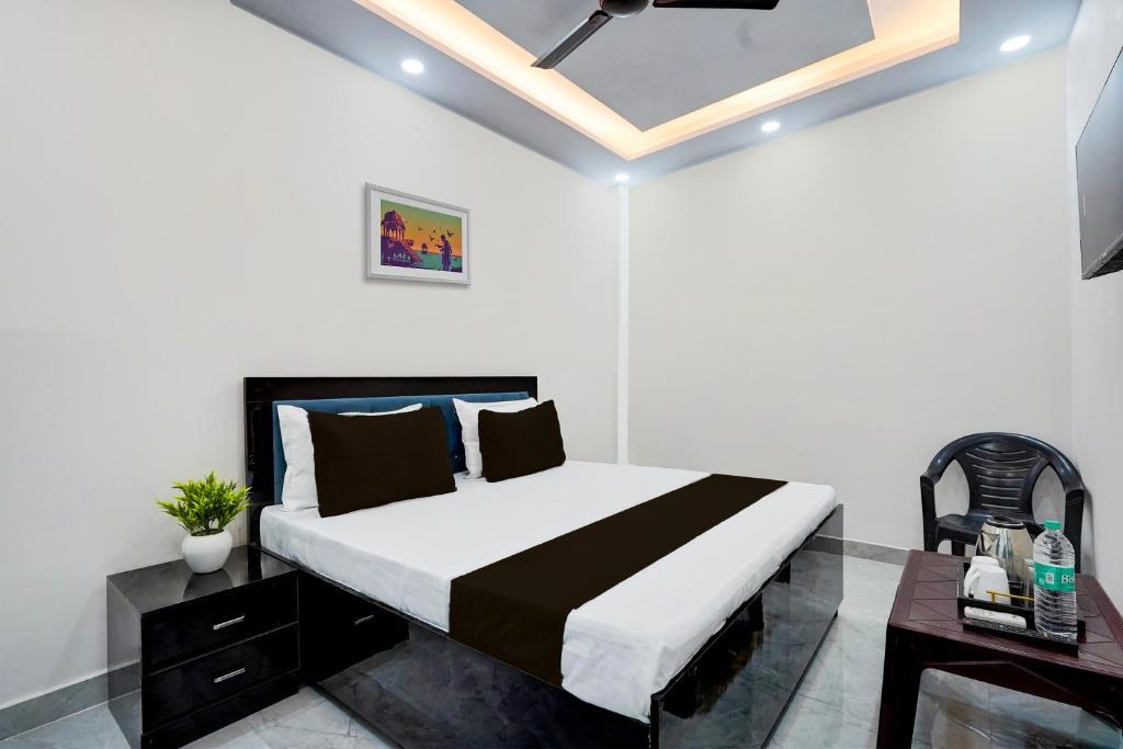 Postel nebo postele na pokoji v ubytování Hotel O Karan Residency