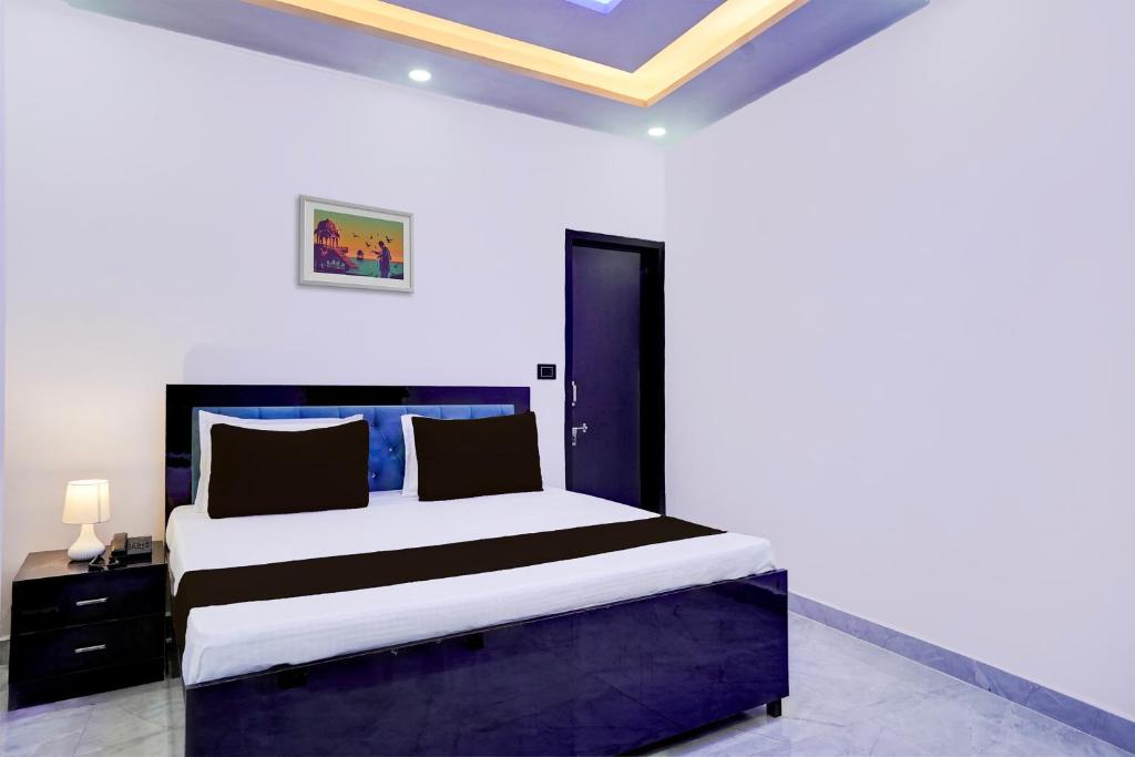 Postel nebo postele na pokoji v ubytování Hotel O Karan Residency
