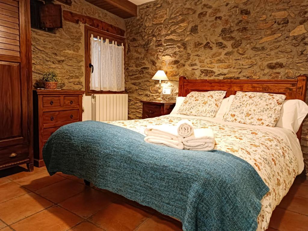Postel nebo postele na pokoji v ubytování CASA JAN, Casa Rural en Beraní