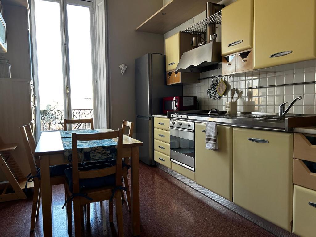 A kitchen or kitchenette at Sant'Ambrogio with charme