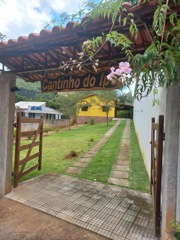 a gate to a garden with a sign that reads cantina do it at Cantinho do Ipê Alto Caparaó MG in Caparaó Velho