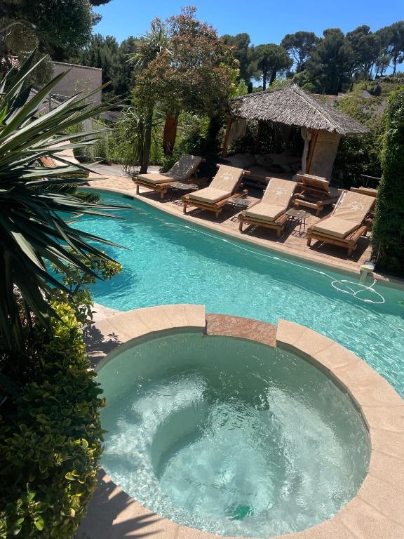 - une piscine avec un bain à remous dans la cour dans l'établissement Villa Mas de la Mer, à La Ciotat