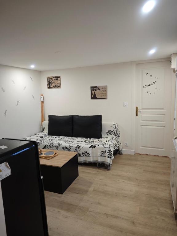 un salon avec un canapé et une table dans l'établissement Ty Bihan, au Mans