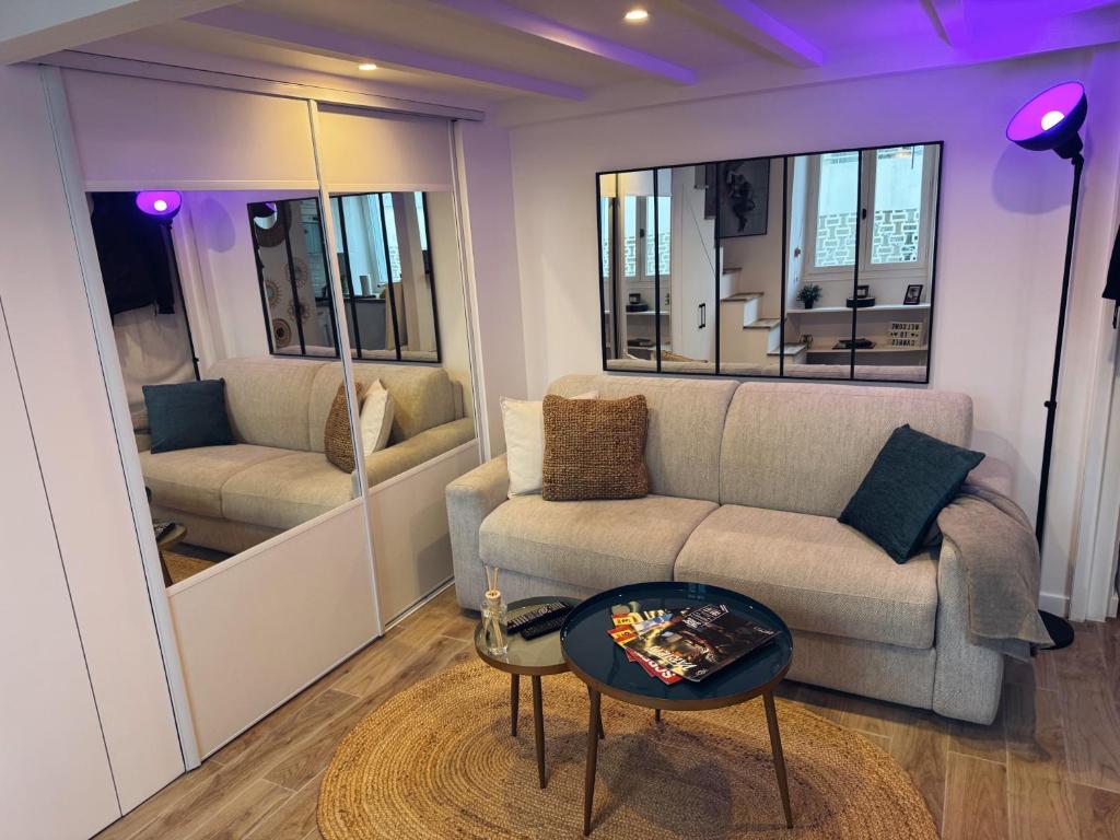 un soggiorno con un divano e un tavolo di Cannes Croisette Festival Plage Mer a Cannes