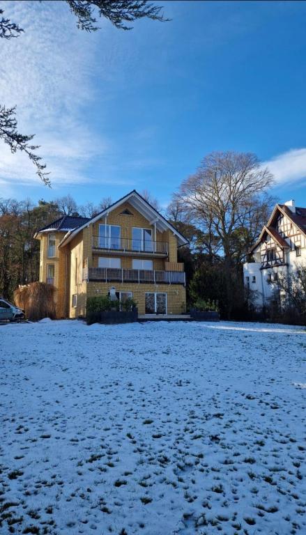 a house in a yard with snow on the ground at Zimmer am See mit Zugang in Zeuthen