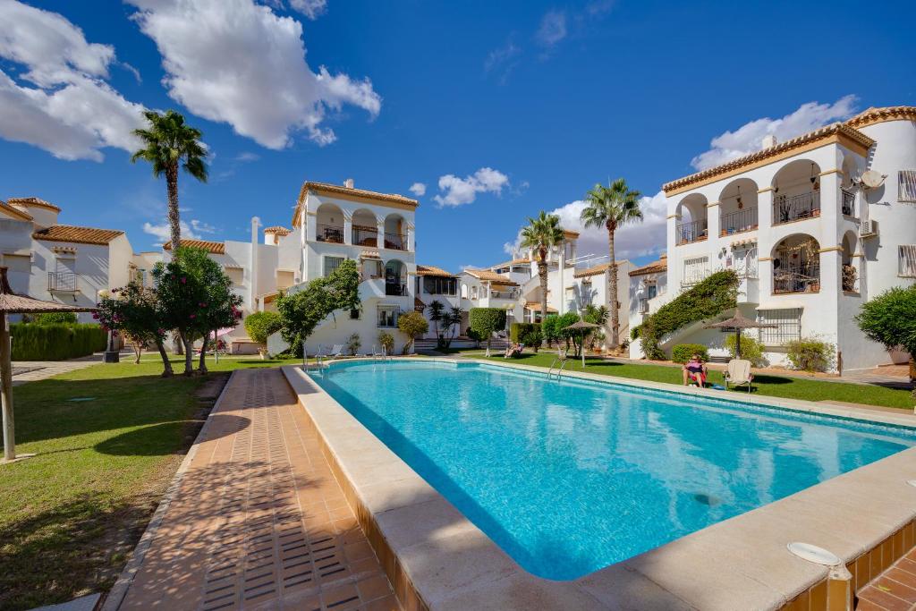 basen przed willą w obiekcie CB Living - Cozy condo with patio, Playa Flamenca w mieście Orihuela Costa