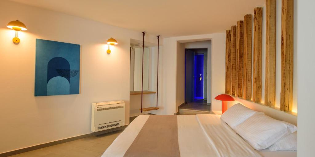 Postel nebo postele na pokoji v ubytování Neptune Luxury Suites