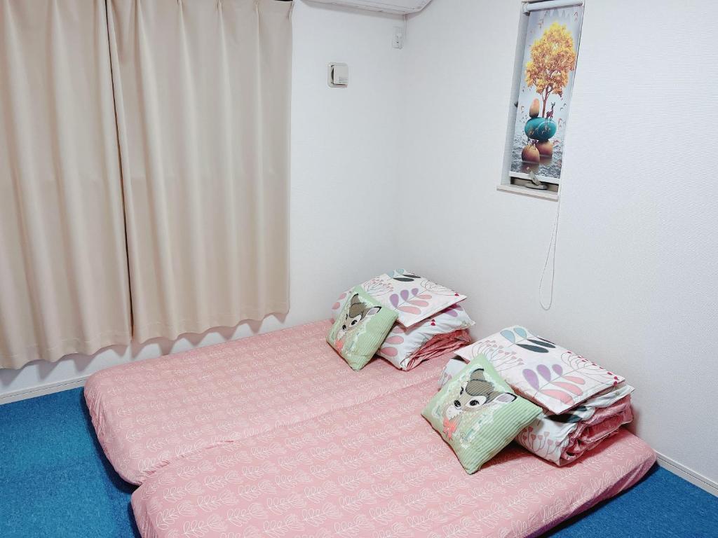 Postel nebo postele na pokoji v ubytování 絵ちゃんの家