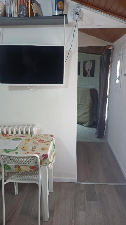Televízia a/alebo spoločenská miestnosť v ubytovaní Sweet Apartment Suite Castelmerlo