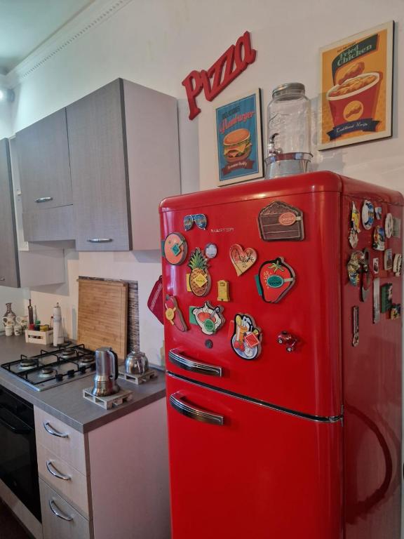 A kitchen or kitchenette at A casa di Delia - stazione Fidene