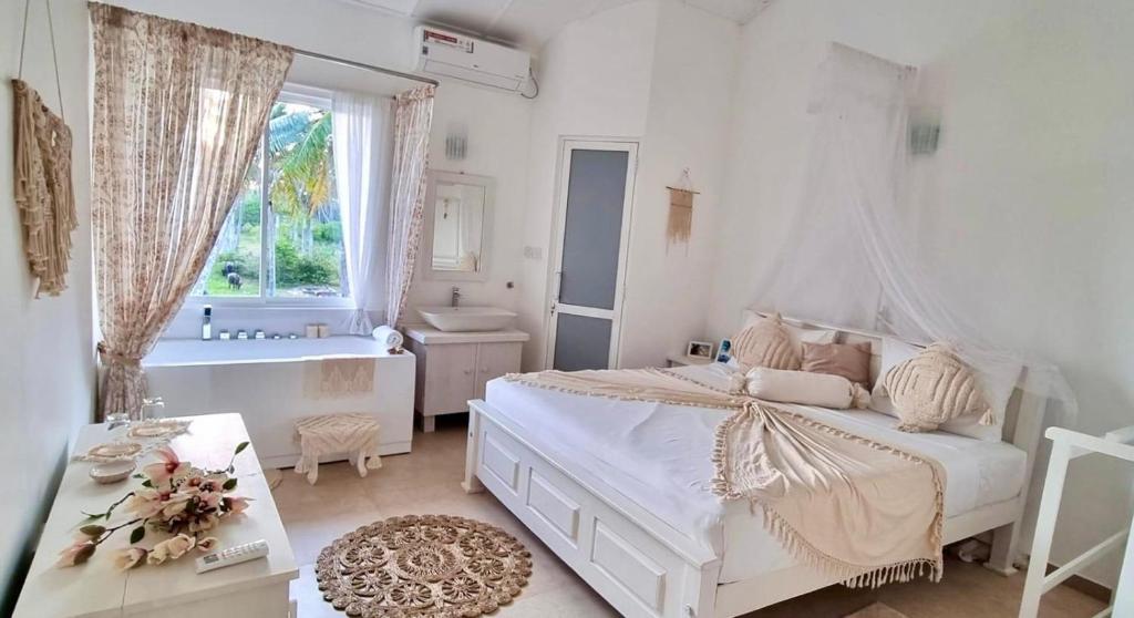 Postel nebo postele na pokoji v ubytování Golden Beach Paradise