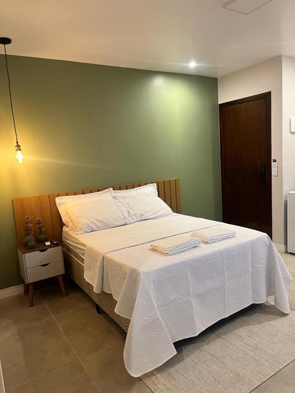 ViVale suítes في أرايال دو كابو: غرفة نوم بها سرير عليه منشفتان