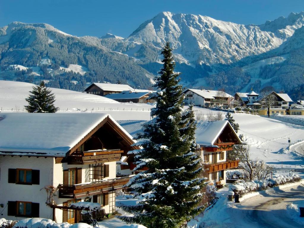 En generel udsigt til bjerge eller udsigt til bjerge taget fra lejligheden