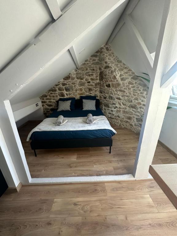 - une chambre mansardée dans l'établissement Petit cocon avec petite vue mer, à Dinard