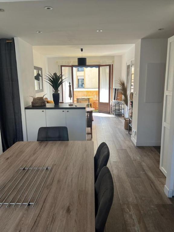 un salon avec une table et une cuisine dans l'établissement Hyères - Centre Ville - Private parking, à Hyères