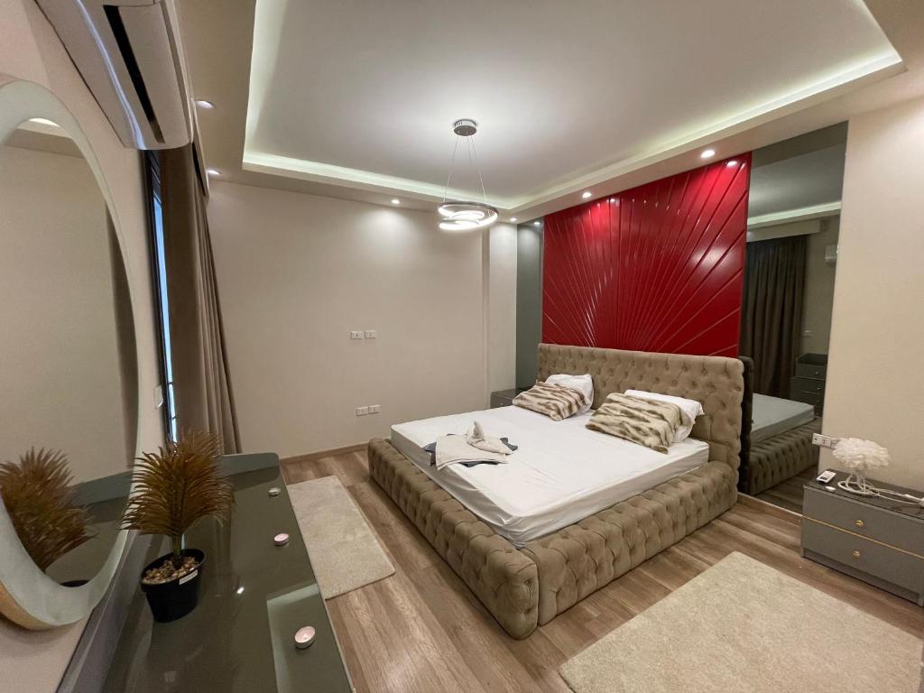 ein Schlafzimmer mit einem Bett und einer Couch in einem Zimmer in der Unterkunft Love apartment in New cairo