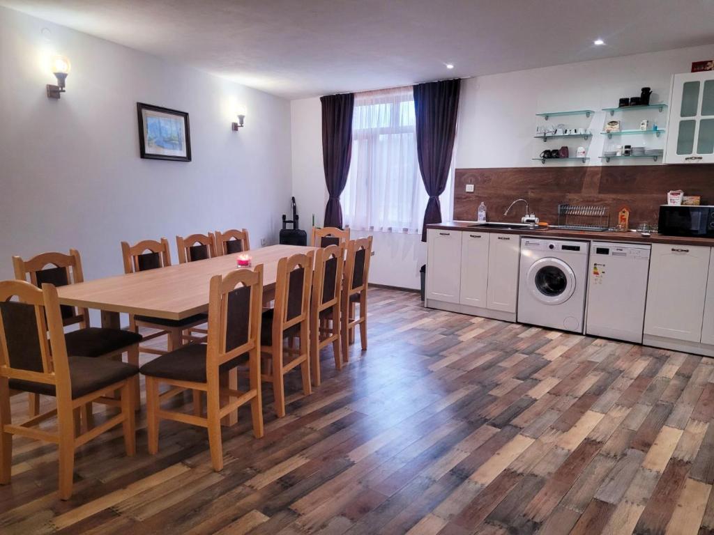 a kitchen and dining room with a table and chairs at Къща за гости Алтея in Sarovtsi