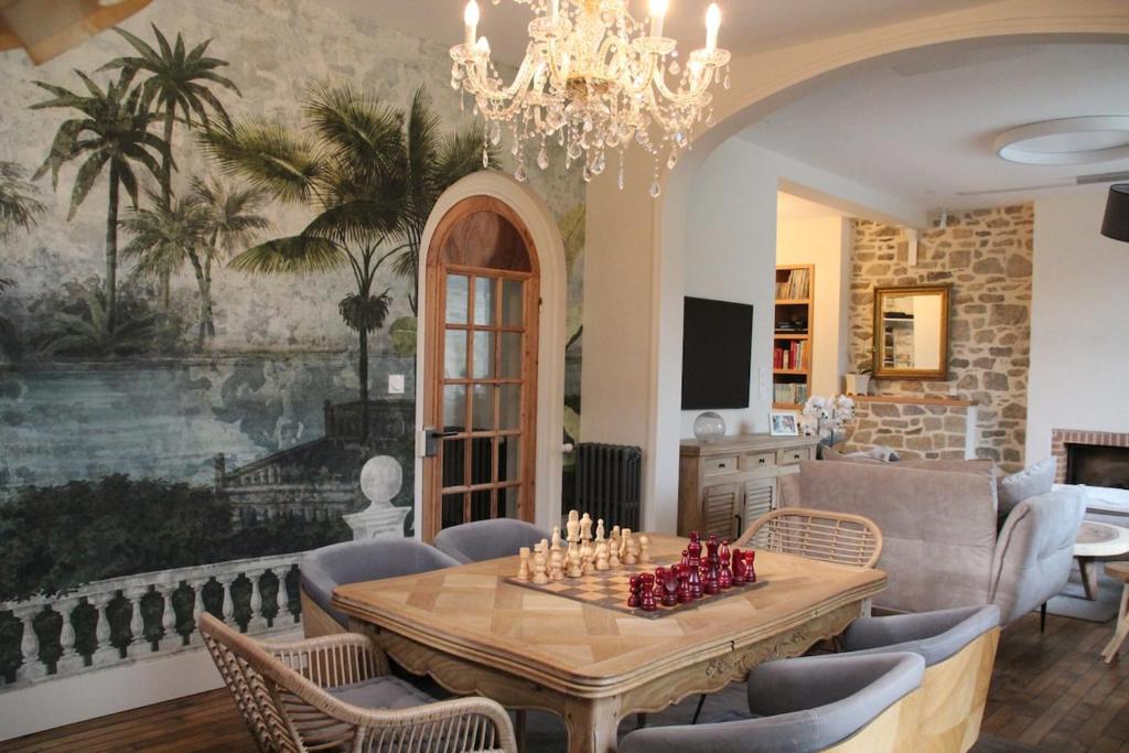 un salon avec une table et des chaises en bois dans l'établissement Villa Kreis De, with pool, à Saint-Pol-de-Léon