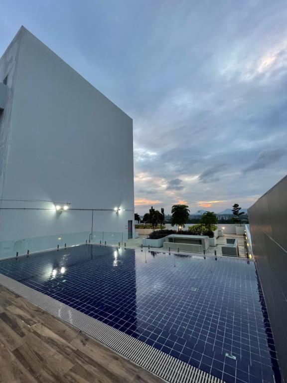 Bazén v ubytování Luxury 5 Star The Podium Apartment Stay by Q Homestay Kuching nebo v jeho okolí