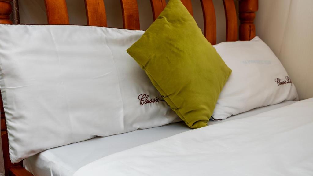 Postel nebo postele na pokoji v ubytování Hotel Deposh Tororo
