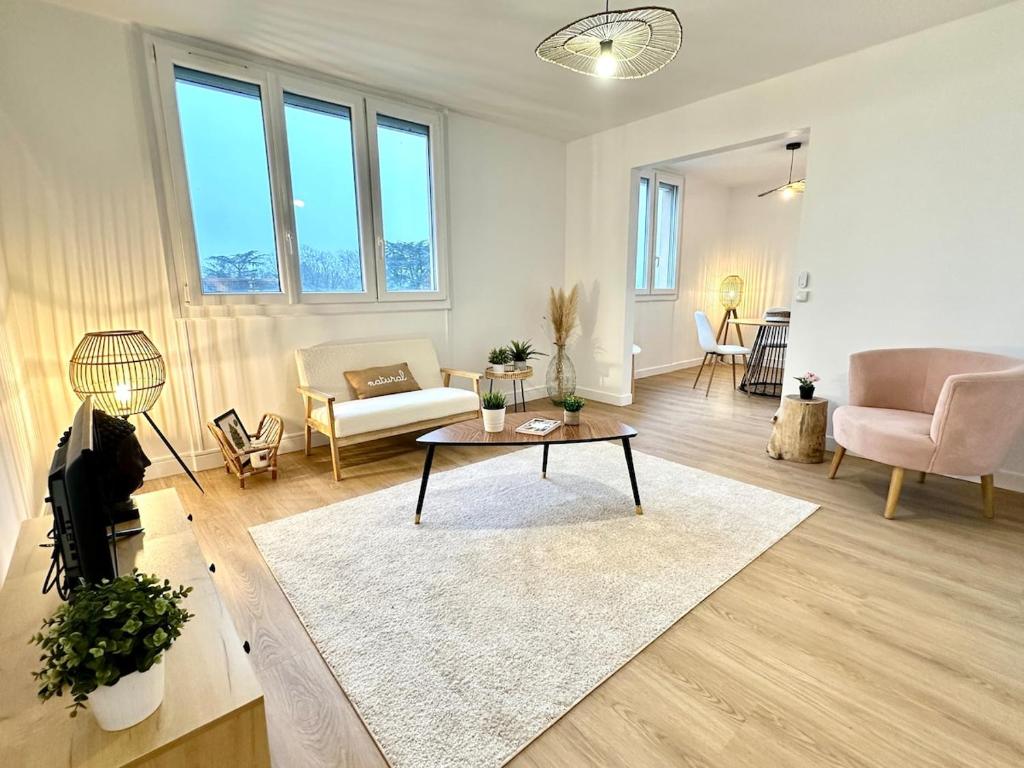 un salon avec un canapé et une table dans l'établissement Bright 62m2 2 Bedroom Apartment, à Caluire-et-Cuire